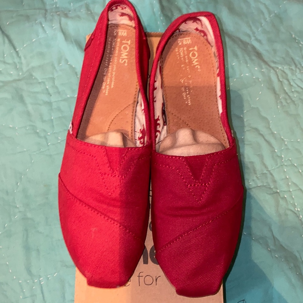 Red TOMS flats